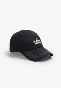 Gorra de béisbol negra hecha de tela, con visera curvada y texto bordado en blanco que dice "The Scalpers Lounge". Acentos de costura blanca.
