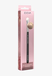 Pennello occhi ZOEVA di colore nero con una ghiera metallica argentata. Imballato in rosa con un adesivo dorato "bestseller" e dettagli del prodotto.