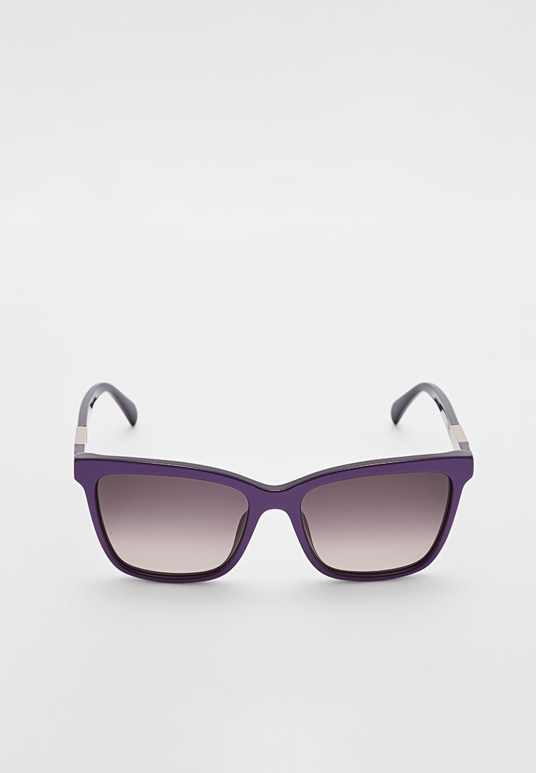 Fioletowe okulary przeciwsłoneczne z przestronną kwadratową oprawą, gradientowymi soczewkami i eleganckimi srebrnymi akcentami na zausznikach. Gładka tekstura i odważny design.