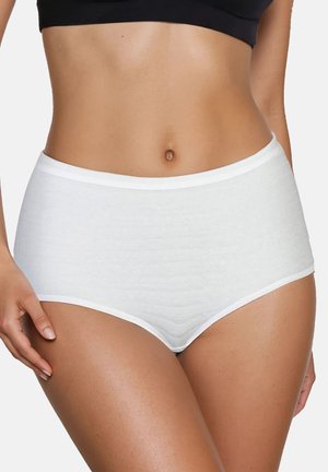 Kobieta ubrana w białą bawełnianą bieliznę z wysokim stanem i czarny krótki top, pokazująca okolice brzucha i górną część ud na białym tle.