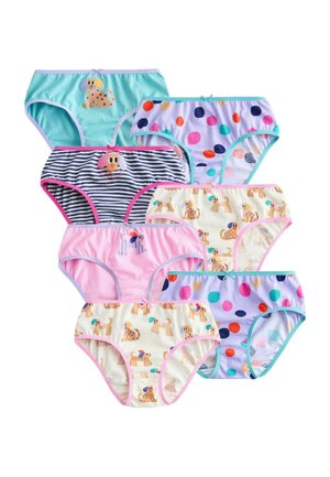 Hét pár színes gyermek alsónemű kutya- és pöttyös mintákkal, lépcsőzetesen elrendezve fehér háttéren.