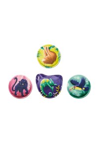 Ensemble de quatre badges colorés sur le thème des animaux : un paresseux sur fond jaune, un panthère sur fond rose, un caméléon sur fond violet, et un toucan sur fond vert.