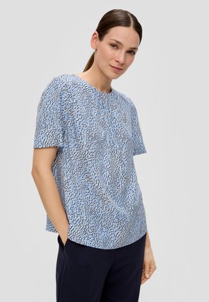 Haut bleu clair à manches courtes avec un motif texturé de accents bleu foncé et noir. Encolure ronde et coupe ample. Associé à un pantalon noir.