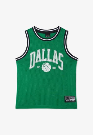 Canotta da basket verde senza maniche con la scritta "DALLAS", una grafica di pallacanestro e rifiniture nere e bianche su collo e giromanica.