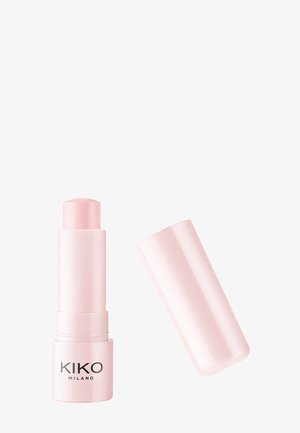 Stick baume à lèvres rose KIKO MILANO sans bouchon, posé sur fond blanc.