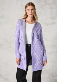 Lichtpaarse gebreide cardigan met een capuchon, met diamantpatronen in wit en donkerpaars. Open voorkant en lange mouwen.