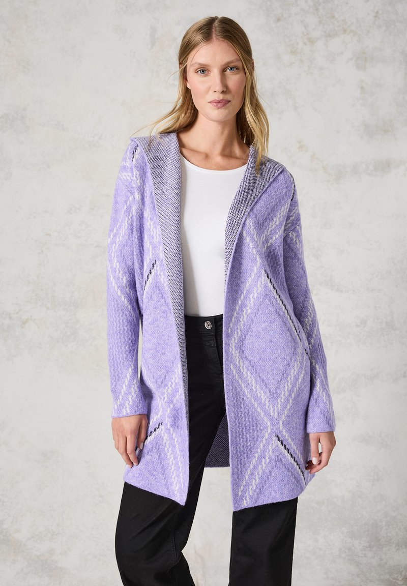 Lichtpaarse gebreide cardigan met een capuchon, met diamantpatronen in wit en donkerpaars. Open voorkant en lange mouwen.