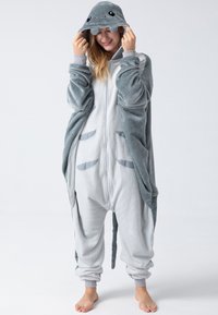 Grau und hellgrauer Fleece-Overall mit Kapuze, der ein verspieltes Gesichtdesign zeigt; einschließlich Taschen und einem Schwanzdetail; gerippte Bündchen.