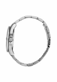 Stålur med rundt urkasse, en tekstureret krone og et metalarmbånd, der viser en strømlinet, poleret overflade.
