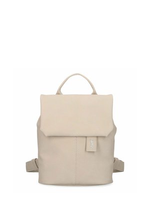 Beiger Leder-Rucksack mit Oberklappe, Tragegriff, verstellbaren Schultergurten und dezentem Markenschild auf der Vorderseite.