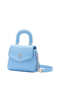 Petit sac à main bleu clair à texture crocodile avec poignée supérieure, fermeture à rabat, logo en métal et bandoulière amovible avec détail chaîne dorée.