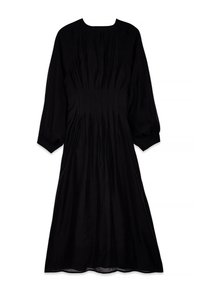 Juoda suknelė, pagaminta iš minkštos medžiagos, su ilgomis pūstos rankovėmis, apvaliu iškirpimu ir raukšlėmis nuo liemens iki sijono.