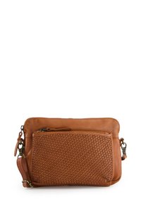 Taschen aus braunem Leder mit geflochtenem Muster auf der Vorderseite, einem Reißverschlussfach und einem abnehmbaren Schultergurt. Glatte Oberfläche mit weichem Finish.