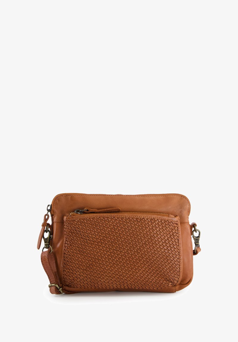 Sac bandoulière en cuir tan présentant une texture tissée à l'avant, une poche zippée et une bandoulière détachable. Surface lisse avec une finition douce.