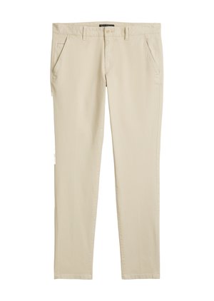 Beige slim-fit chino's met knoopsluiting, riemlussen en voor- en achterzakken, plat gelegd op een witte achtergrond.