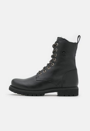 Sorte lær ankle boots med rund tå, som har gylne metalløyne og en myk foring. Teksturert gummisåle med riller for godt grep.