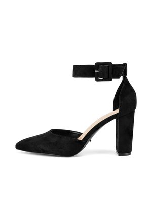 Zapato de tacón alto de ante negro con punta afilada y un amplio tacón de bloque. Cuenta con una correa en el tobillo con una hebilla rectangular para un ajuste seguro.