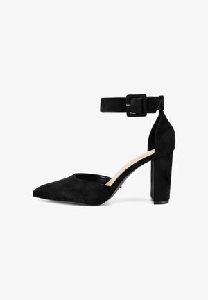 Zapato de tacón alto de ante negro con punta afilada y un amplio tacón de bloque. Cuenta con una correa en el tobillo con una hebilla rectangular para un ajuste seguro.