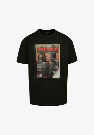 Sort bomulds T-shirt med et stort, farverigt magasinomslag med hip hop-temaer. Designet inkluderer fed tekst og billeder.