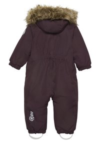 Brun isolerad snoverall med en huva i fuskpäls, elastiska ärmslut och justerbara remmar vid anklarna. Har en vit logotyp.