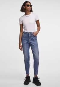 Pieces PCLEAH MOM - Laisvo kirpimo džinsai - medium blue denim