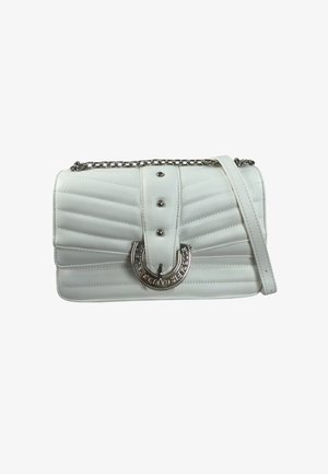 Borsa a mano in pelle bianca trapuntata con tracolla a catena argentata e fibbia decorativa argentata sulla patta frontale.