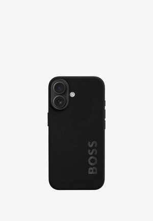 Črn etui za pametni telefon z mat površino. Ima dvojne kamere in vpijajoče "BOSS" oznake na zadnji strani. Ima zaobljene robove in gumbke na strani.