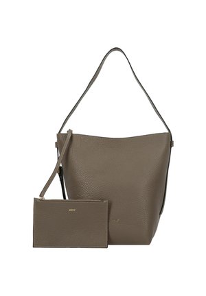 Sac fourre-tout en cuir brun texturé avec une seule bandoulière, comprenant une petite pochette assortie avec une fermeture zippée et un détail de logo doré.