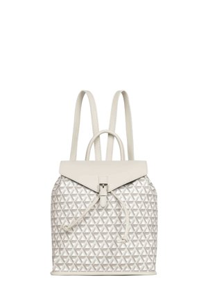 Sac à dos beige avec motif triangulaire géométrique, fermeture à rabat avec boucle, cordon de serrage, deux bretelles et une petite poignée supérieure.
