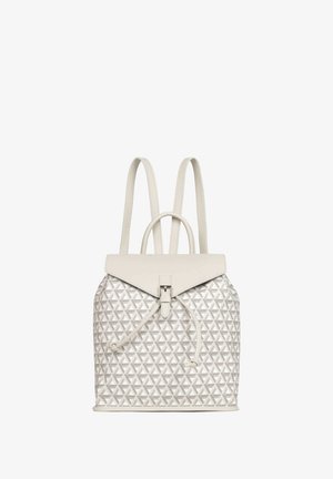 Sac à dos beige avec motif triangulaire géométrique, fermeture à rabat avec boucle, cordon de serrage, deux bretelles et une petite poignée supérieure.