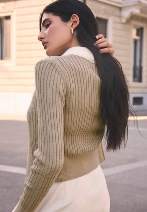 Guess, STRICKJACKE MIT KUNSTPELZKRAGEN - Gilet - beige