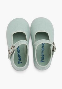 Zapatos Mary Jane de lona verde claro con puntera redondeada, cierre de hebilla y suela de goma blanca. El interior presenta un logo azul.