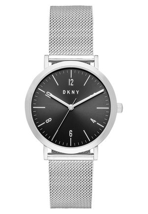 Zegarek na rękę z paskiem z srebrnej siateczki, czarną okrągłą tarczą, białymi znacznikami godzin, trzema wskazówkami pokazującymi godzinę 9:09:41 oraz logo DKNY pod godziną 12.