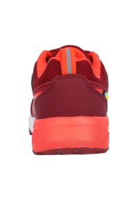 Bordeaux färgad sportskor med en strukturerad ovandel, ljusorange accenter, reflektiv detalj och en dämpad sula för stöd och grepp.