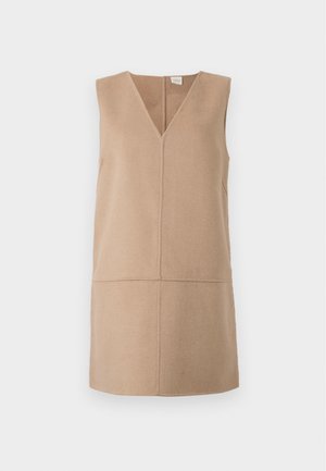 Mouwloze beige jurk met een V-hals, voorzien van een textuurstof en paneelontwerp. Minimalistische silhouette en schone stiksels.