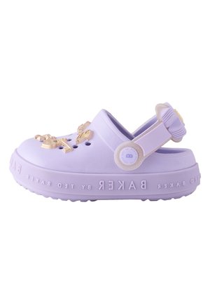 Sabot lavande à enfiler avec semelle plateforme surélevée, bride arrière ajustable, trous de ventilation et breloques décoratives dorées sur le dessus.