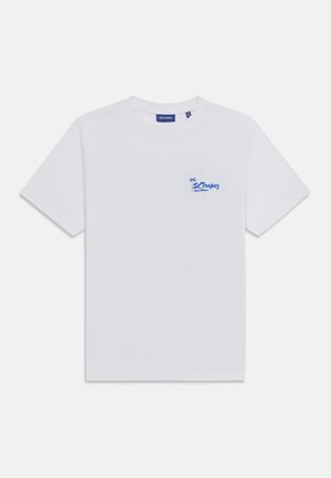 Biała koszulka z krótkim rękawem i okrągłym dekoltem, z małym niebieskim napisem „St. Tropez” i grafiką palmy na lewej piersi.