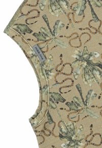 Tela de algodón verde y beige con patrones florales y abstractos, con una textura acanalada y una etiqueta que dice "mikk-line".