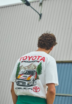 PULL&BEAR, TOYOTA REGULAR FIT - T-SHIRT - T-shirt imprimé - white
