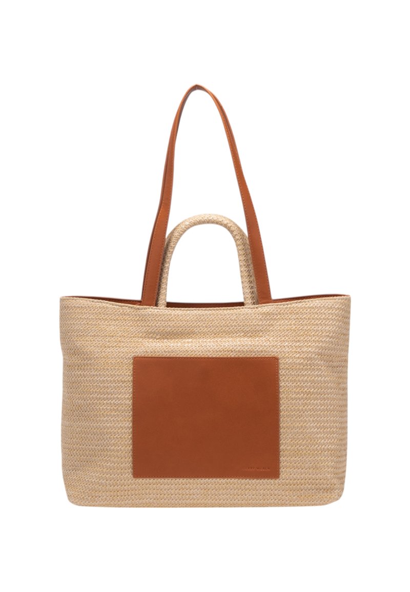 Tote bag z přírodního tkaného materiálu s hladkým hnědým koženým detailem a ušima. Má prostorný design a strukturovaný povrch.