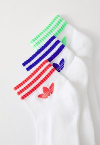 Sosete atletice din bumbac, de culoare albă, cu manșete colorate în dungi verzi, bleue și roșii. Fiecare soset are un logo în culori asortate.