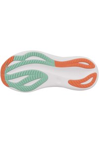 Semelle de chaussure présentant une base blanche avec des accents verts et orange, texturée pour l'adhérence, avec un design ondulé et des sections découpées pour plus de flexibilité.