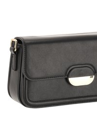 Bolso de mano de cuero negro con textura suave, forma rectangular y un cierre de herraje dorado en la parte frontal.