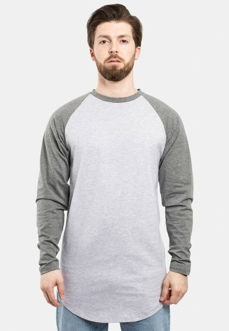 Langärmliges Raglan-Shirt aus hellgrauer Baumwolle mit dunkelgrauen Ärmeln, Rundhalsausschnitt und abgerundetem Saum.