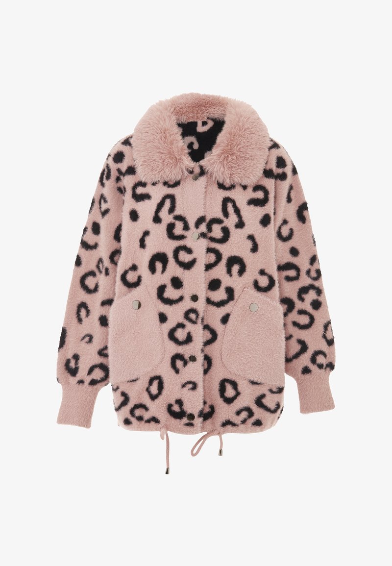 Rosa fuskpälsjacka med svart leopardmönster, med krage, två framfickor och dragsko i fållen. Mjuk textur.
