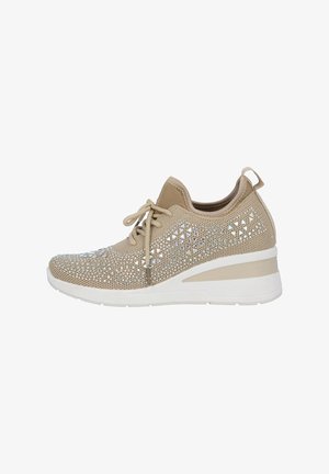 Zapatillas de malla beige con un patrón decorativo de rhinestones, suela de cuña blanca y cordones delanteros; tirador trasero para facilitar su uso.