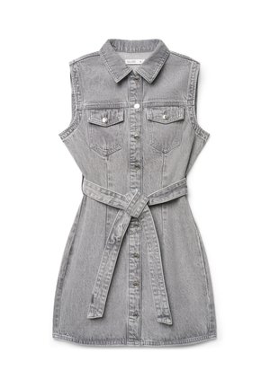 Abito grigio in denim senza maniche con bottoni frontali, tasche con patta sul petto, colletto e cintura in tessuto abbinato annodata in vita.