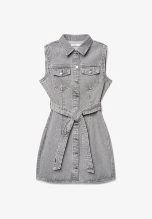 Abito grigio in denim senza maniche con bottoni frontali, tasche con patta sul petto, colletto e cintura in tessuto abbinato annodata in vita.