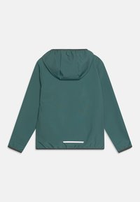 Hooded jacka i djup teal med ett slätt, lättviktigt tyg, elastiska manschetter och en reflekterande vit detalj i nederkant. Enkel design.