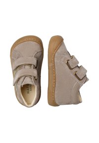 Scarpe per bambini in suede beige con due strap in Velcro, punta rotonda e suola in gomma testurizzata, caratterizzate da un design minimalista.